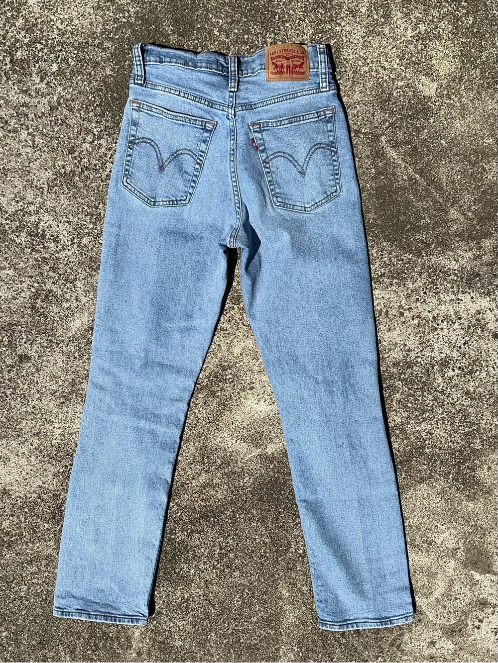 Levi's Light Blue Boyfriend Jeans with Knee Rips Size W26 L28 - Picture 2 of 6
